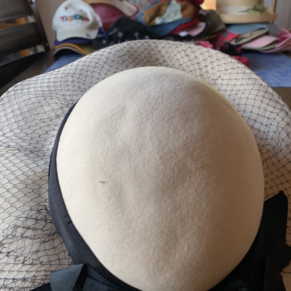 White and black hat - Picture 3 of 5